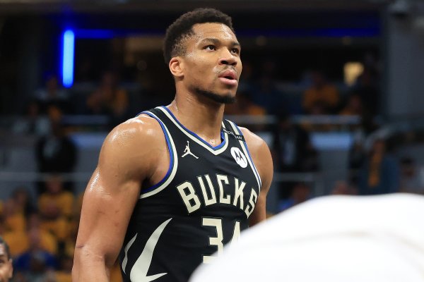 Anthony đã trả lời Antetokounm