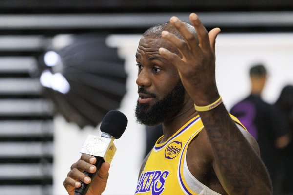 Lowe: Cả đội Lakers và James đ