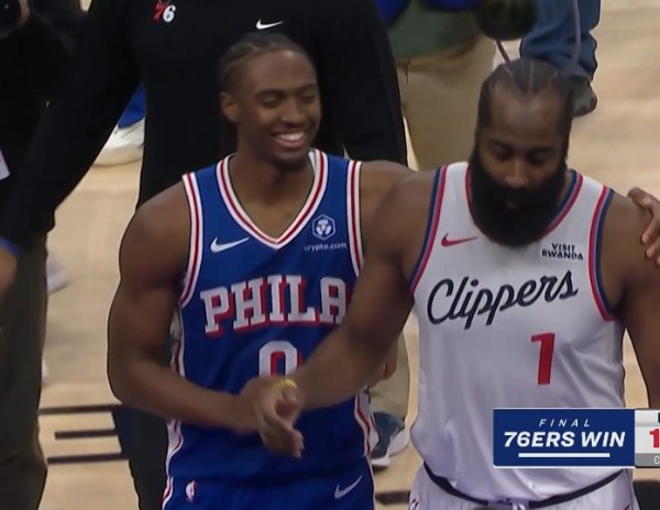 Tức giận! Maxi ôm Harden suốt 